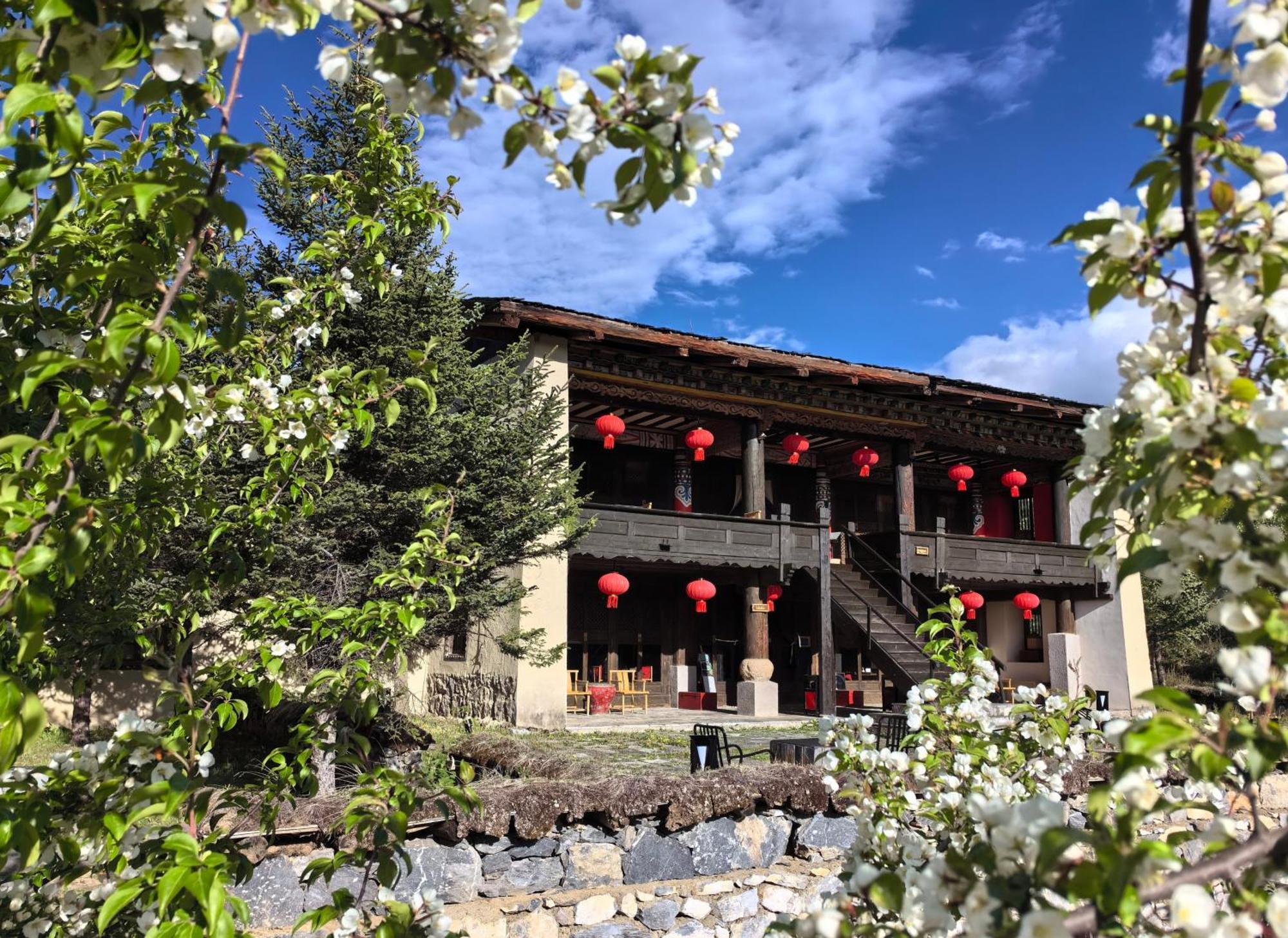 Hotel Banyan Tree Ringha Shangri-La Exterior foto